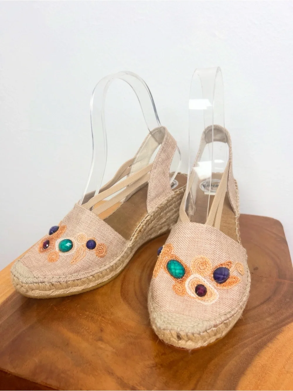 VIDORETTA Women’s Embroidered & Jeweled Tan Espadrille Wedge Sandals 39 8.5